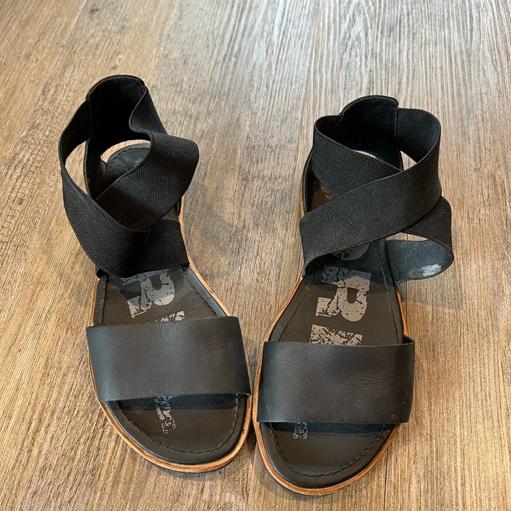 Sorel Ella II black sandals size 7.5